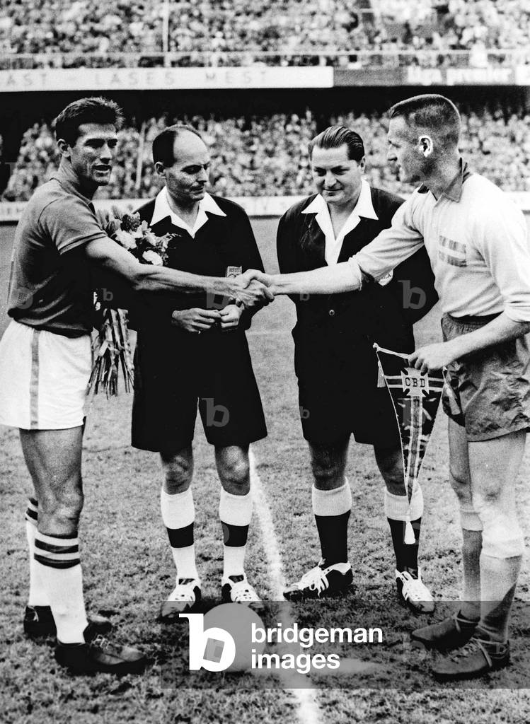 Finale of FIFA World cup on June 29, 1958 in Sweden : Santos shaking hand of Nils Liedholm before the match