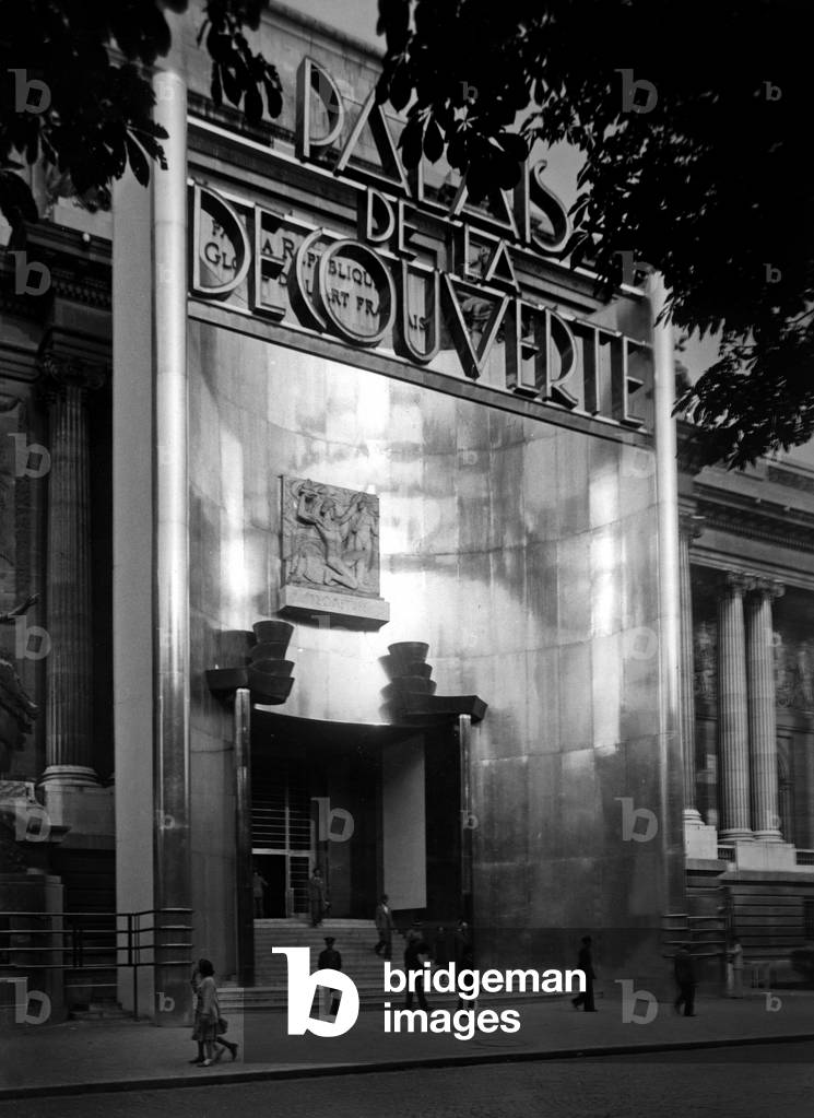 World fair in Paris, 1937 : entrance of the Palais de la Decouverte
