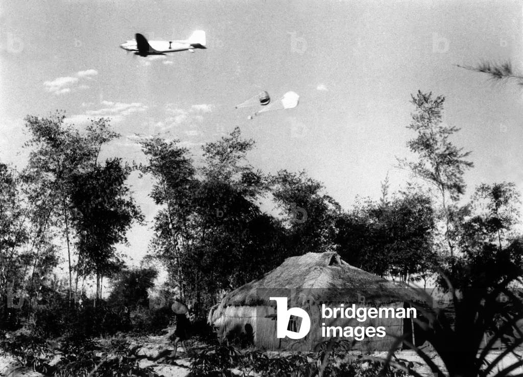 Indochina War : in March 1953, parachuting-in of ammunition and goods in the aera of Hue