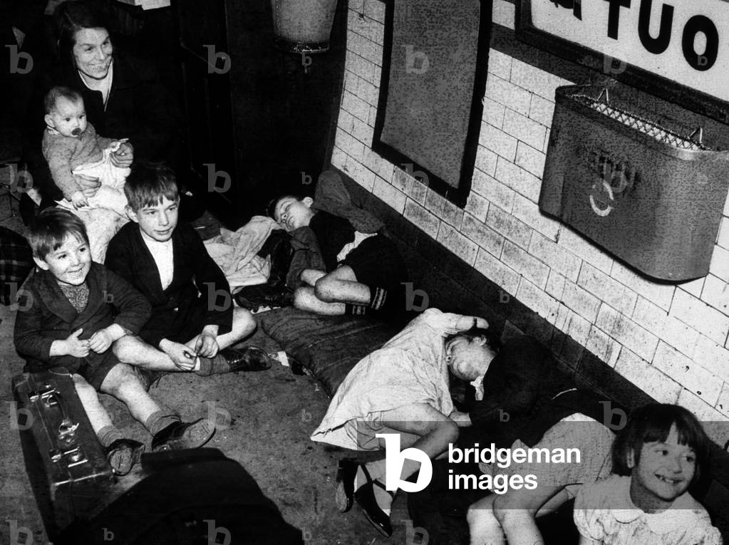 Battle of Britain, 1940 : in London, people sheltering in subway during German bombings (Blitz)