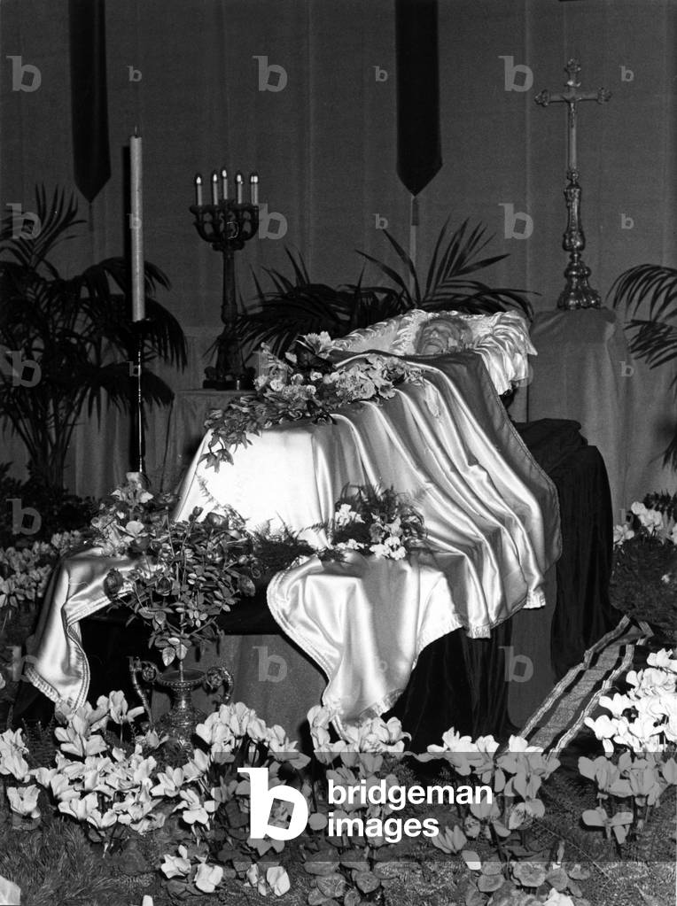 The body for Elizabeth former Queen of Belgium, put on public view at the Royal Palace in Brussels in last homage (on front row the golden roses offered by pope PaulVI) November 27, 1965