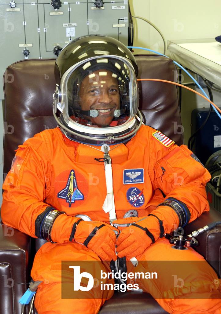 KENNEDY SPACE CENTER, FLA. STS-107 Payload Commander Michael Anderson completes suit check prior to Terminal Countdown Demonstration Test activities, which include a simulated launch countdown at the pad. STS-107 is a mission devoted to research and will include more than 80 experiments that will study Earth and space science, advanced technology development, and Astronaut health and safety , December 2002 - conquete espace astraunote combinaison spatiale space suit conquest of space
