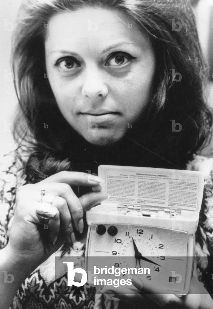 The inattentive women will not forget to any more them contraceptive pill with this invention, an alarm clock settles by 24 hours. The green button is put at the red and the lid of small limps opens, when the hour of the catch arrives, July 25, 1973 Neg: A78310 PL