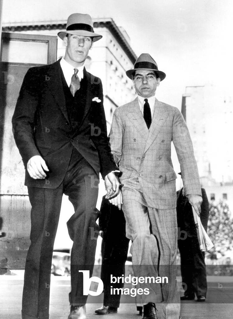 Salvatore Lucania, called Lucky Luciano (r, 1897-1962), gangster of sicilian mafia (with handcuffs and cigaret) at the US Supreme Court in 1936 Washington DC