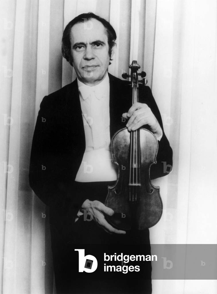 Neg: B9022PL Violinist Leonid Kogan presents his Stradivarius December 1978