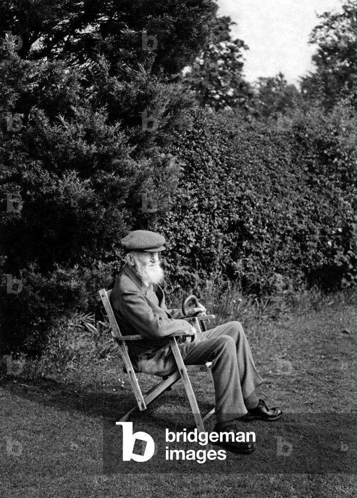 George Bernard Shaw (1856-1950) irish writer, essayist, playwright, here at home in Ayot Saint Lawrence pur his 92nd birthday, July 26, 1948