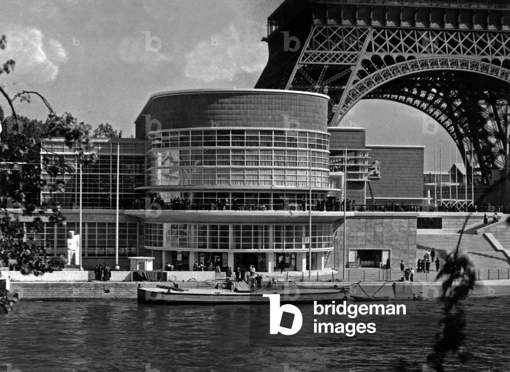 World fair in Paris, 1937 : the pavilion of Belgium by night near the Eiffel Tower