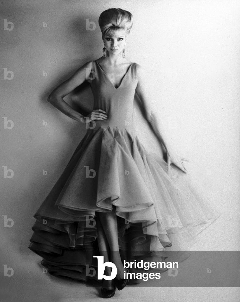 Presentation in February 1961 of fashion by Nina Ricci for spring-summer 1961 : evening dress