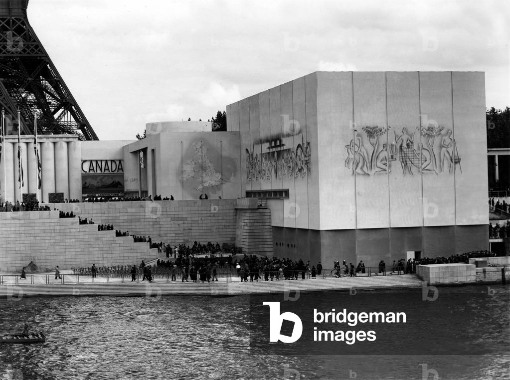 World Fair in Paris, 1937 : pavilions of England and Canada