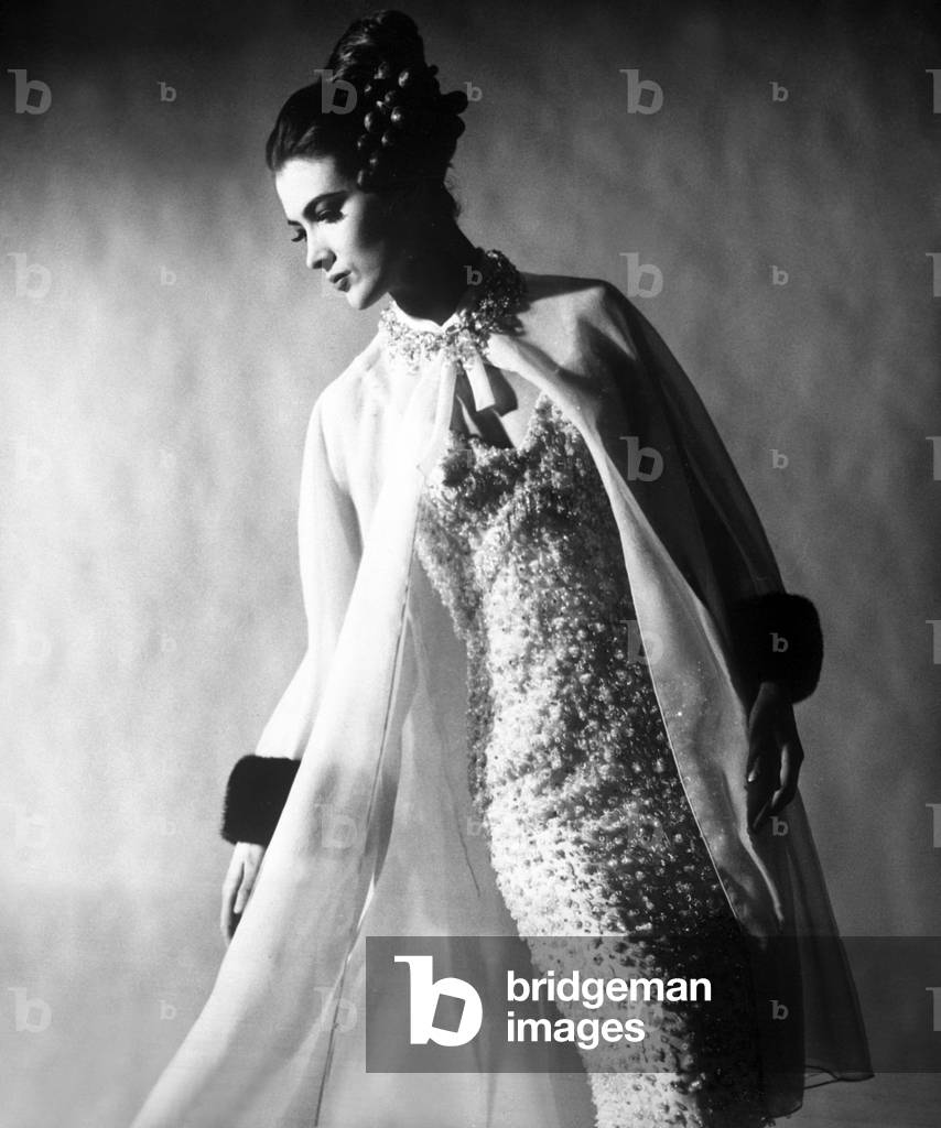 Presentation on February 27, 1963 of Jacques Heim fashion, Paris : pearled sheath dress with muslin coat