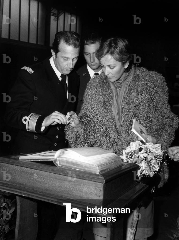 B21048PL The Princes of Liege sign the guestbook of the Royal School of Cadets in Laeken in February 1980