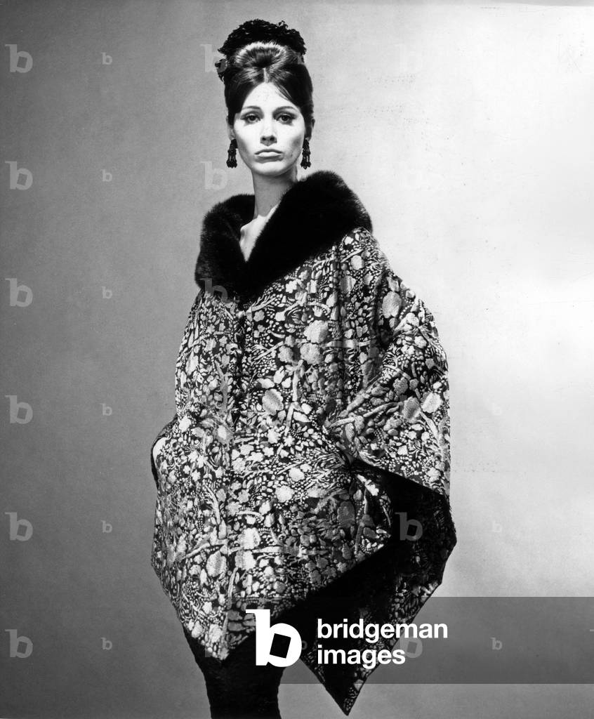Presentation in August 1963 of fashion by Nina Ricci for autumn winter 1963 - 1964 : poncho, hairstyle by Carita