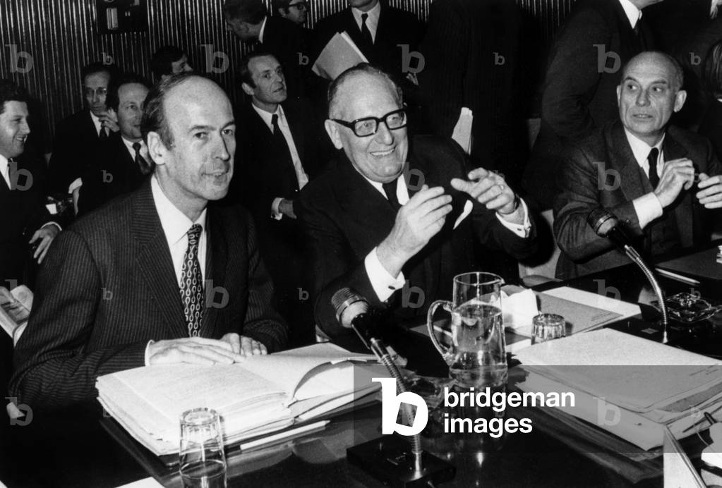 Meeting in Brussels : Valery Giscard d'Estaing, French Finance minister, and Maurice Schumann, French minister of foreign affairs, November 25, 1970