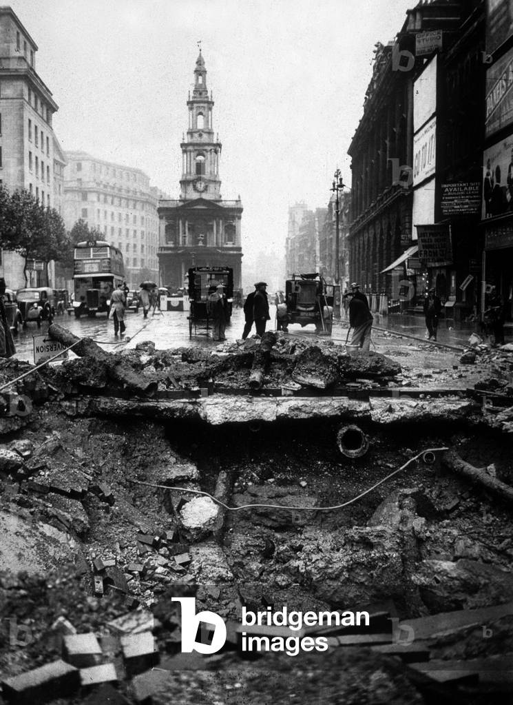 Battle of Britain, 1940 : a street in London after German bombings (Blitz)