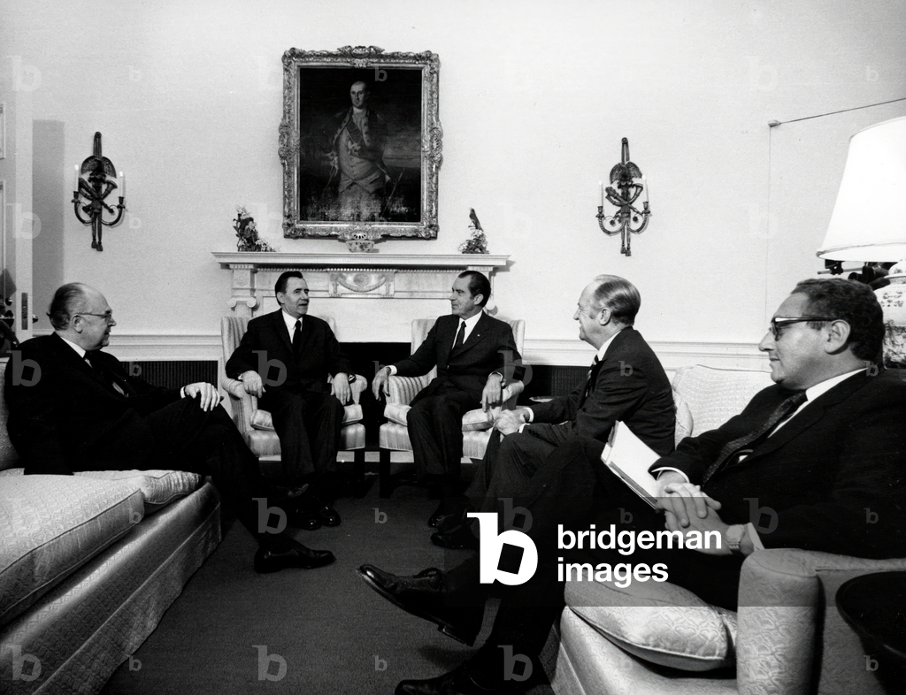 Andrei Gromyko, soviet minister of foreign affairs, and Richard Nixon, American President, at the White House, Washington, on September 29, 1971. On l : Anatoly Dobrynin soviet ambassador, foreground on r : Henry KisSinger, near him William P. Rogers