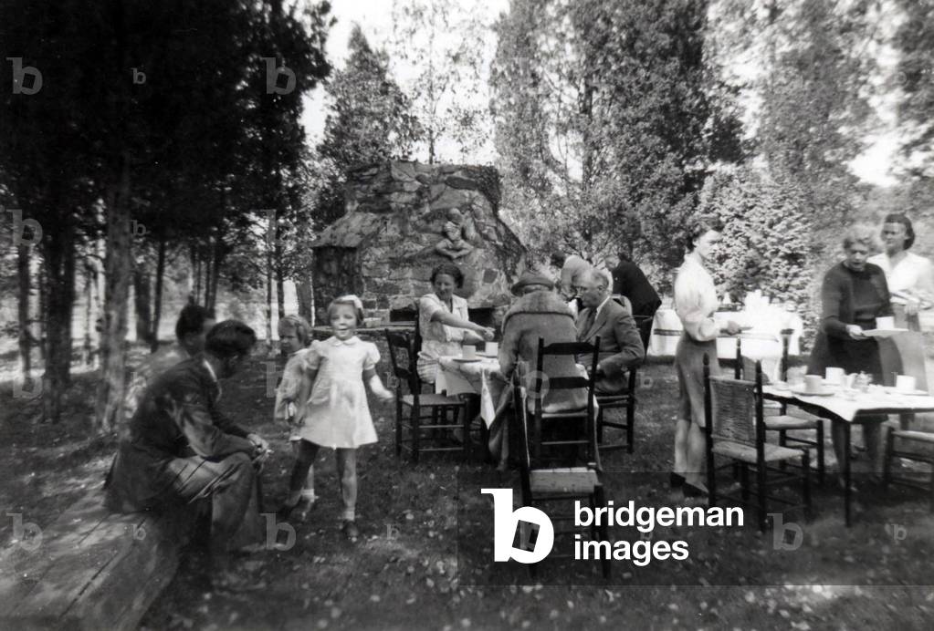 Picnic for Princess Juliana of the Netherlands at Val-kill, Hyde Park, New York, October 9, 1943. L-R: Secret Service, Secret Service, Princess Irene, Princess Beatrix, Princess Juliana, Mrs. J.R. Roosevelt, Eleanor Roosevelt in background with unidentified man, FDR, children's nurse, Grace Tully, Ethel Roosevelt (Mrs. FDR, Jr.). Photo by Margaret Suckley