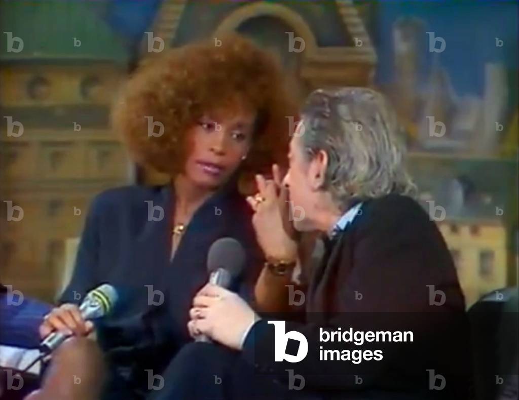 Whitney Houston shocked after the words of Serge Gainsbourg has his eye during the show Champs Elysee presented by Michel Drucker in 1986 Ici apologizing by making him a hand kiss When Whitney Houston met Serge Gainsbourg