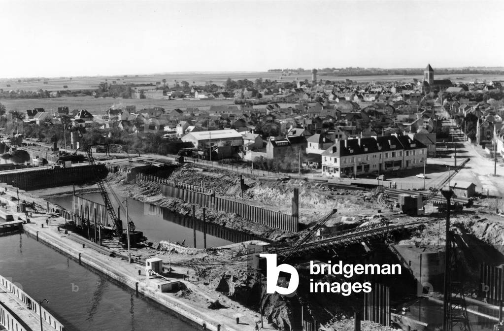 The port of Caen here in the foreground the lock next to the lock under construction and at the bottom the station of Ouistreham on the territory where the front port of Caen is located on October 22, 1959