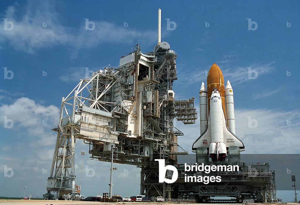The crawler brings US space shuttle Discovery to the mobile launch platform for STS-72 mission on 11 May 1995