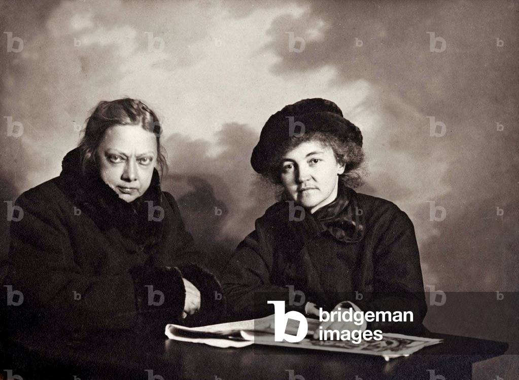 Nadedja Kroupskaia Lenine (1869-1939) femme de Lenine ici avec Ludmila Menzhinskaya (d) aux alentours de 1919-1920 - Nadezhda Krupskaya wife of Lenin here with Ludmila Menzhinskaya (r) around 1919-1920