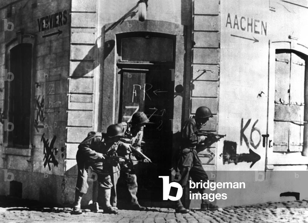 Battle of Ardennes, December 1944 : American soldiers in a Belgian town