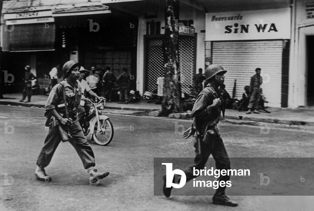 Military occupation in the streets of Saigon in front of the danger of the movement Vietnamese soldier-cong, in opposition to the capacity of Ngo Dinh Diem, in 1960