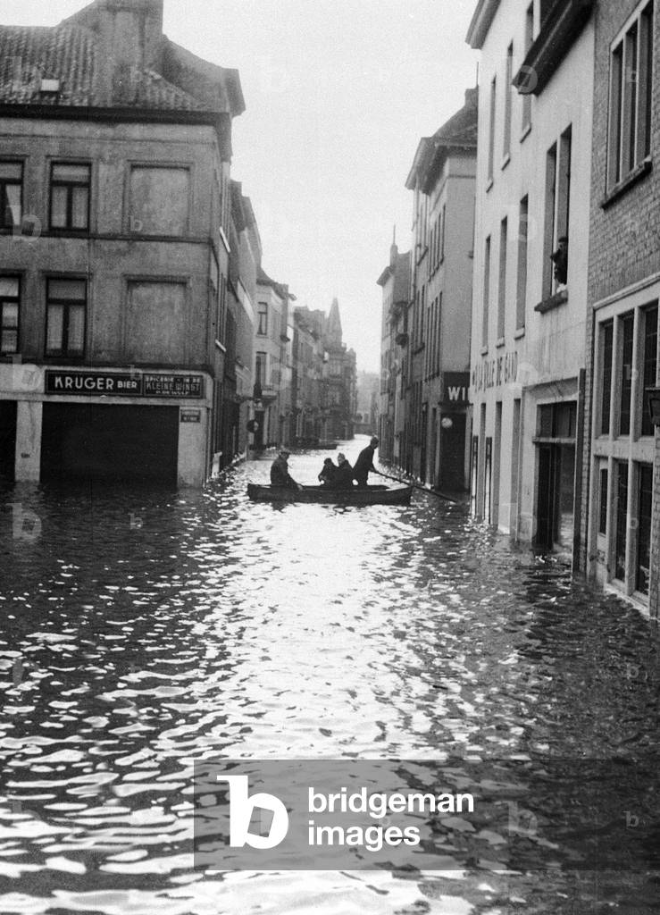 Flood after tidal wave in Netherlands February 1953 : city Ostende (Belgium) under the water
