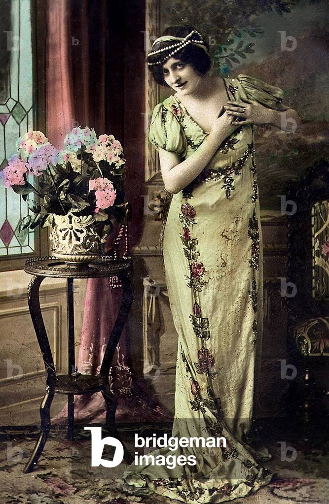Postcard depicting a fashionable woman, c. 1910 (photo)