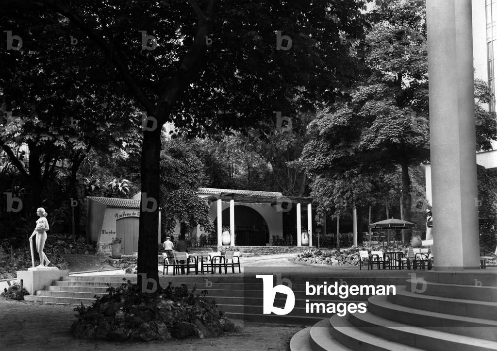 World Fair, Paris, 1937 : gardens of the pavilion of Monaco (Trocadero)