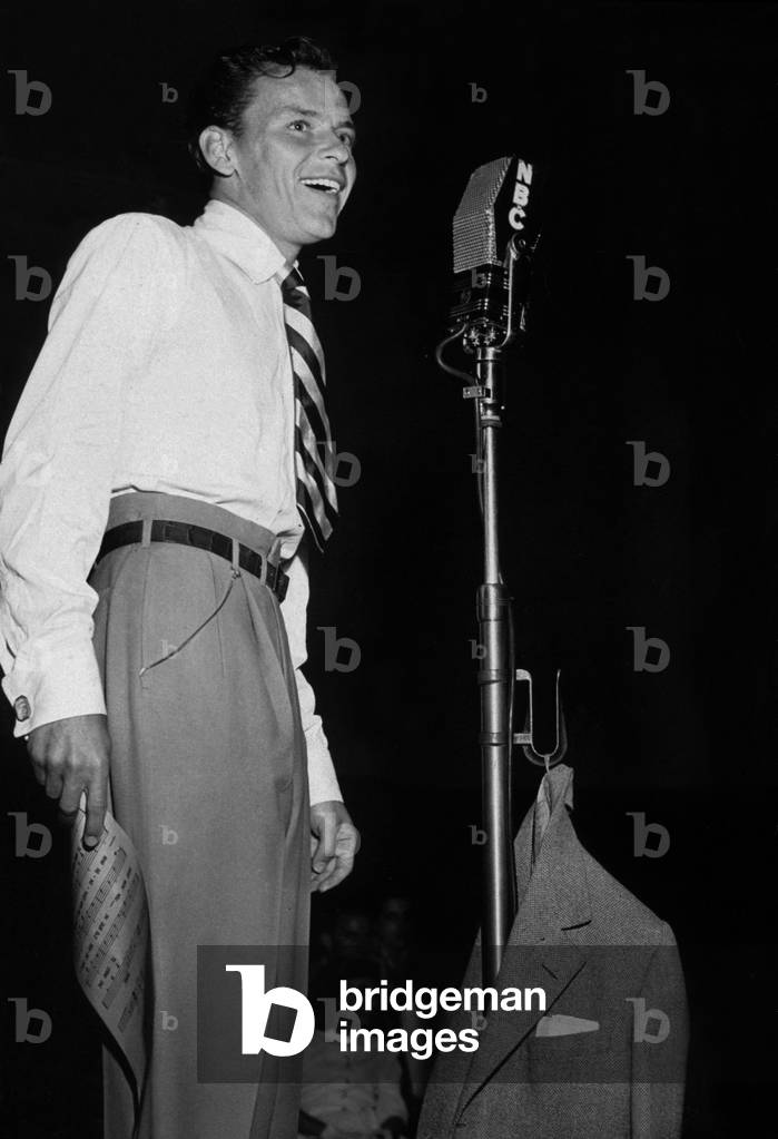 Frank Sinatra sing on NBC radio station in the 40's