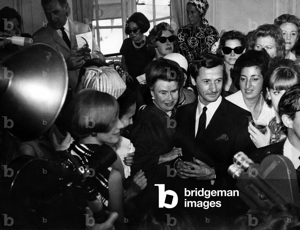 Marc Bohan (dressdesigner for Dior) congratulated by Mrs Guiness after the showing of the collection on July 25, 1963