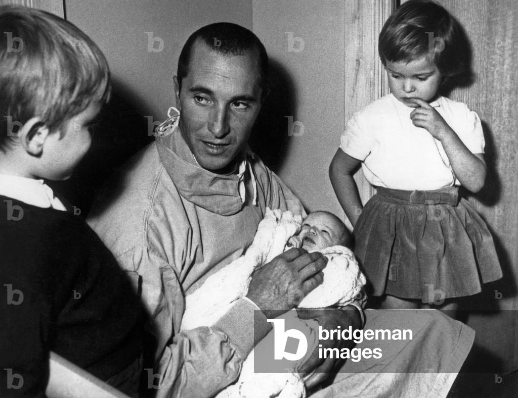 Spanish toreador Luis Miguel Dominguin is showing their little sister Paola to this 2 other children in Madrid on November 7, 1960. PabloPicasso will be the godfather of Paola