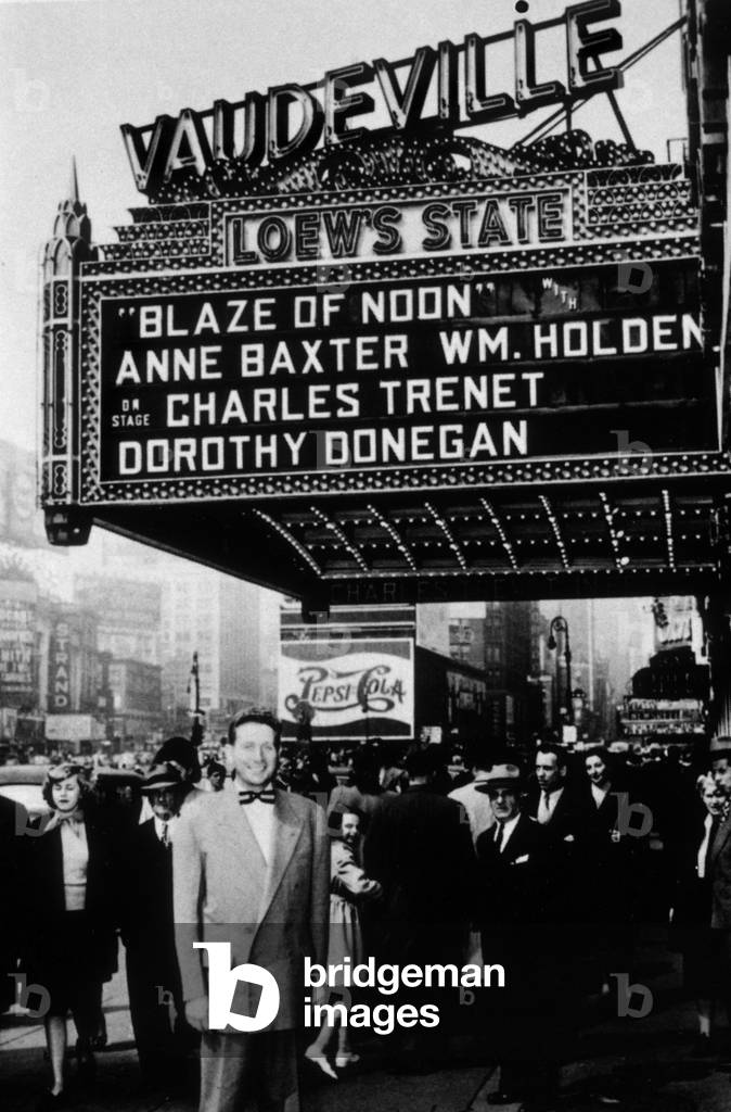 Charles Trenet devant le Loew's State, theatre de New York. 1947
