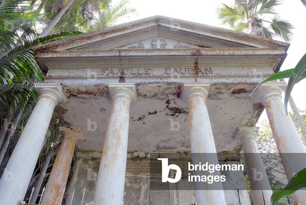 l Entrée du Mausolee de Dauban island Silhouette Digue Pralin Seychelles It contains the remains of the Dauban family that colonized Silhouette Island in the early 1800s The marble pillars and elegant architecture testify to the French nobility in the line of the island's owner family for more than a century. Seychelles the Dauban family is known for having created one of the most prosperous copra and vanilla plantations in February 2006