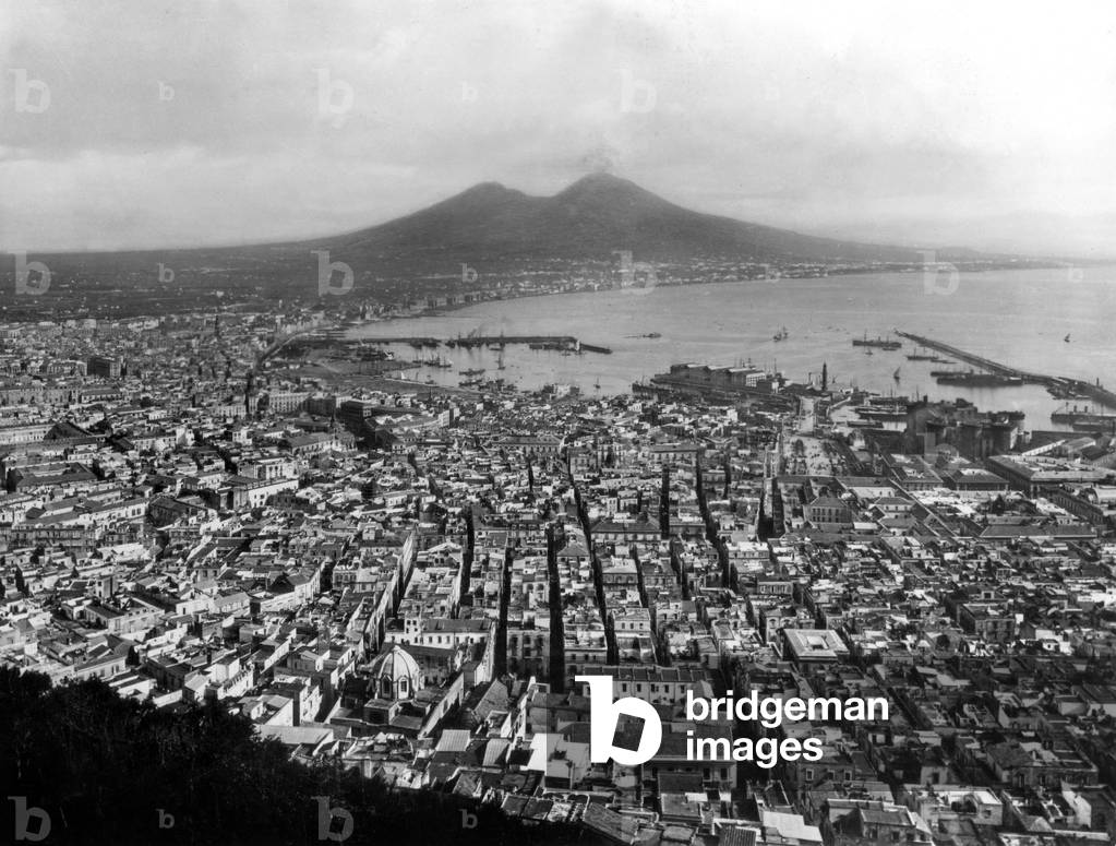 View of Naples and the bay from Belvedere de la Certosa di San Martino in 1910