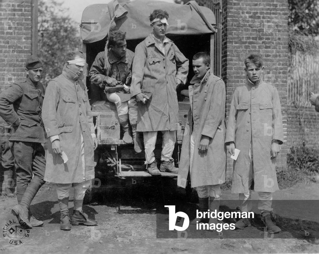 American soldiers affected by German gaz are going to hospital, 1st world war