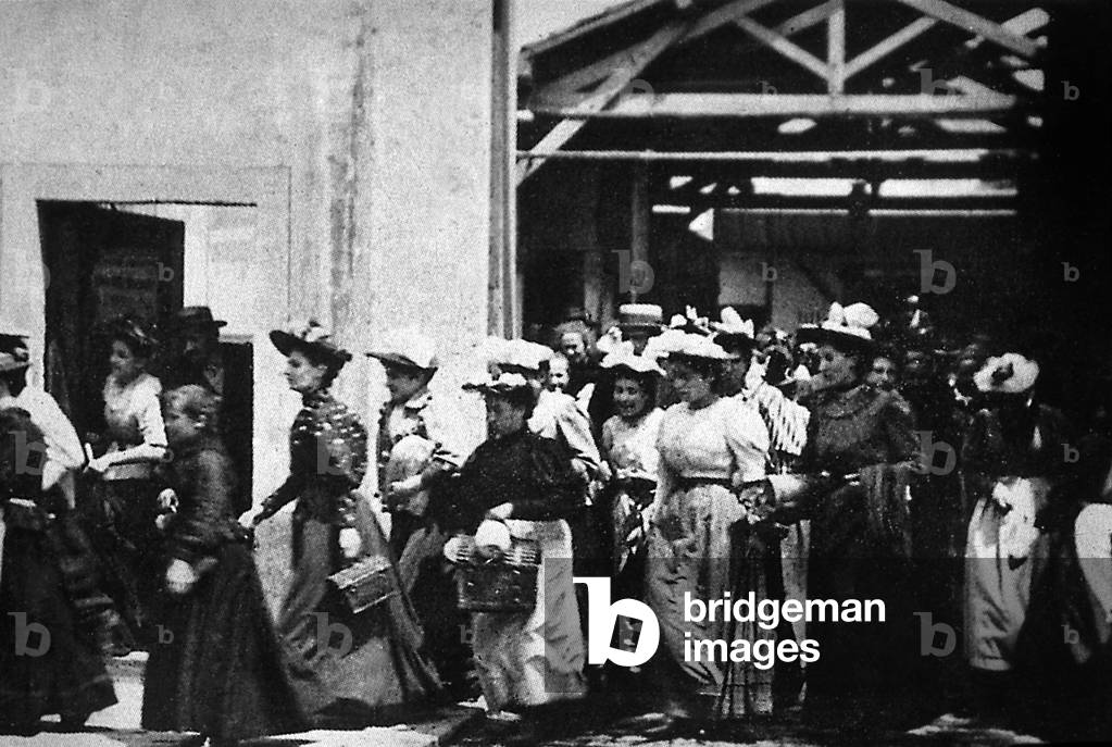 Les employés du documentaire quittant la Lumière Factory par LouisLumiere 1895