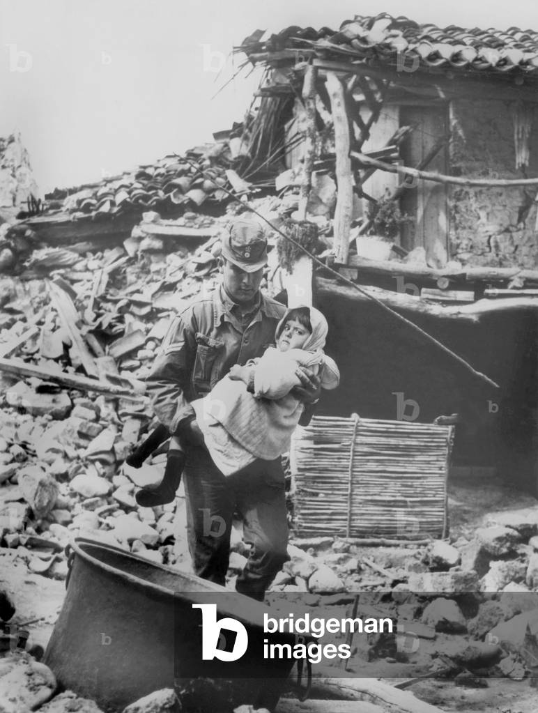 Earthquake in Greece in Apidista : soldier carrying a young survivor on April 8, 1965