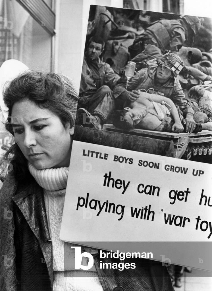 New York, March 1968 : parents demonstrating against manufacturing of toys looking like weapons and war objects