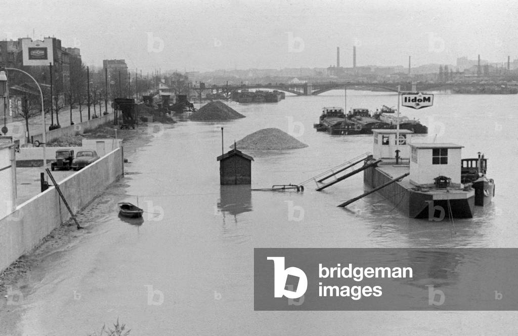Floods in paris on February 1956 : the Seine river flooding the harbour