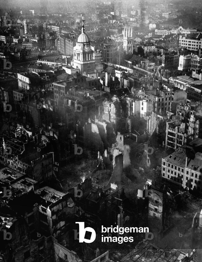 Battle of Britain, 1941 : aerial view of London after German bombings (Blitz)