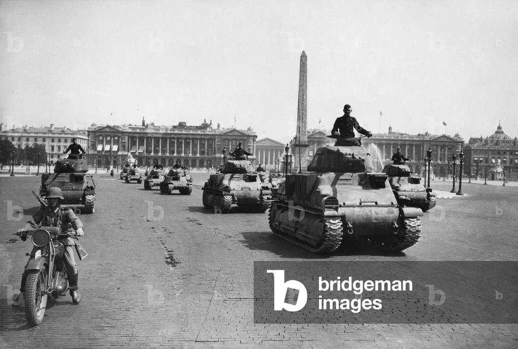 Occupation, Paris, 1941 : German tanks on Concorde square (tanks are French Somua, re-used by Germans)