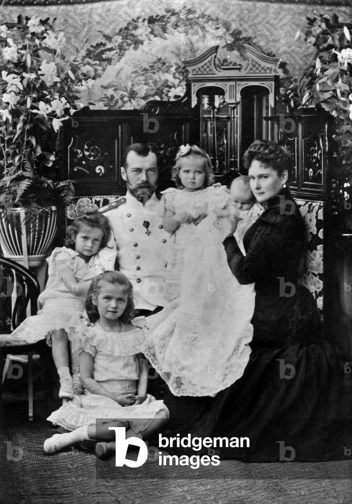 Imperial family of Russia : czar Nicolas II and his wife empress Alexandra and their children Olga (on floor), Tatiana l), Maria (c) and Anastasia (in arms of her mother) 1901
