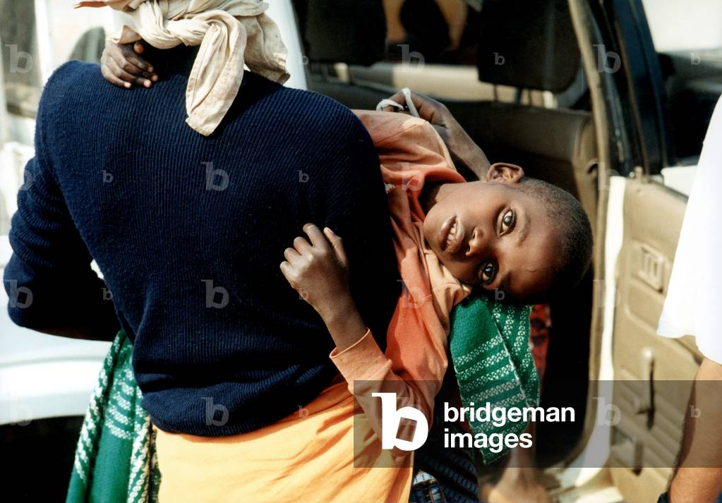 A cholera stricken rawandan boy drops dead in his mother's arms, Bukavu, Zaire August 09, 1994 (photo)