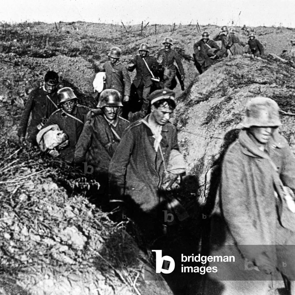 French soldiers in a trench, no man's land, ww1
