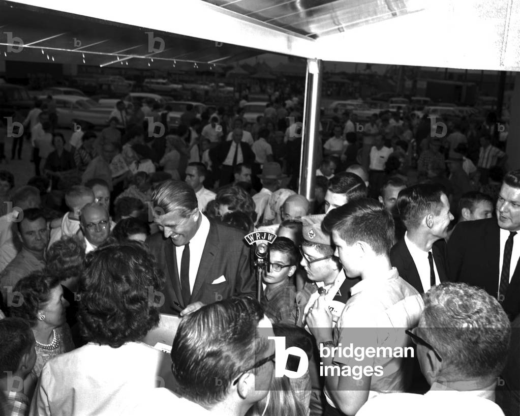 Dr. Von Braun signs autographs and takes an enthusiastic crowd bath at a show in Picayune, Mississippi October 1963