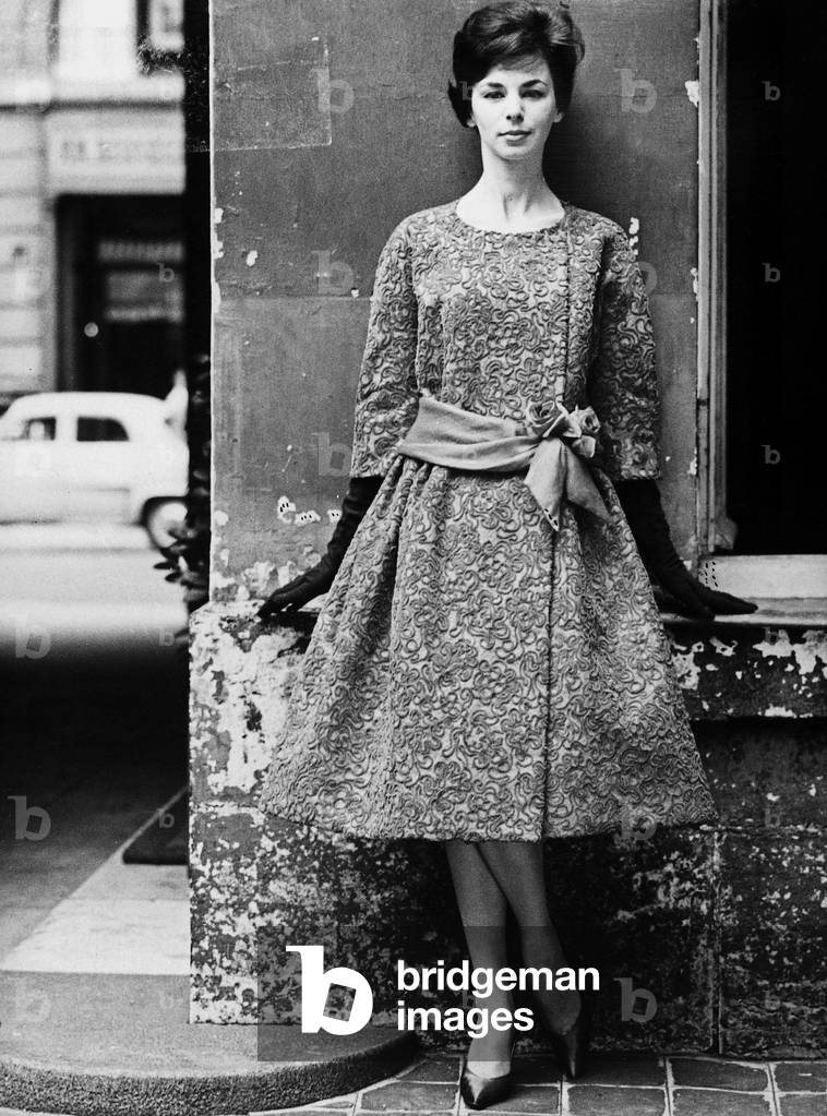 Presentation on August 15, 1959 of fashion by Pierre Cardin for autumn-winter 1959 - 1960 : coat
