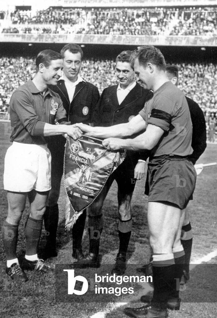 Match between France soccer team and Spain soccer team, in Madrid : here at the beginning of the game Raymond Kopa (l) shaking hands with Kubalz (r) March 31, 1961