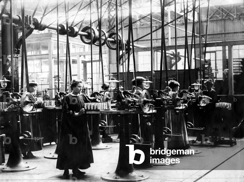 Women working at the Schneider fActory near Honfleur, Normandy, France : making of the rockets, during the great war