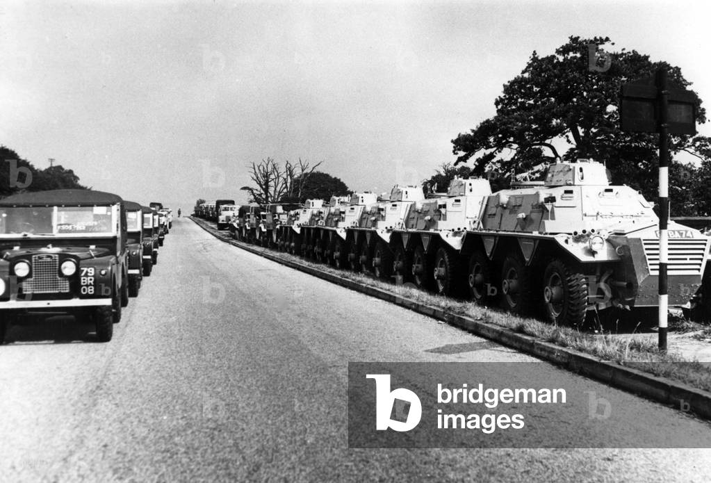 English equipment and blinds ready for boarding, assembled on the road from Cardiff to Newport, before embarking on ships destined for the Mediterranean in view of a military eoperation in Egypt, 9 August 1956